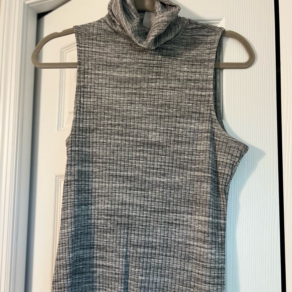 Women’s sleeveless gray top